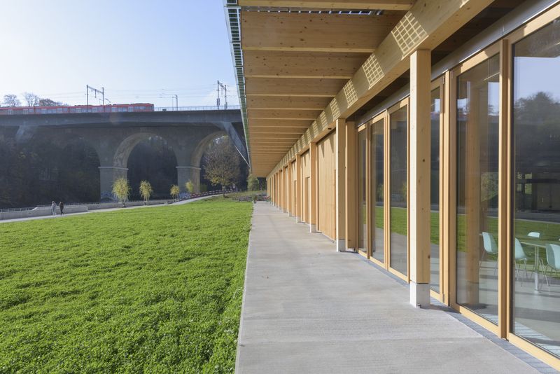Wassersport- und Kulturzentrum, Ittigen/Worblaufen – Südfassade mit aussenliegender, gedeckter Erschliessung – Christine Blaser, Bildaufbau, Bern